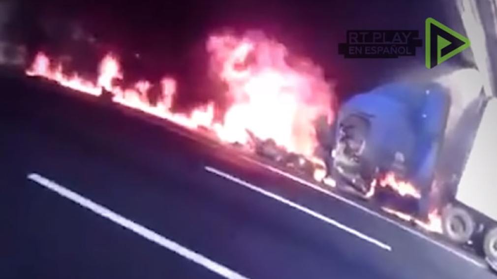 Policías rescatan a un chofer de su camión en llamas segundos antes de que explote