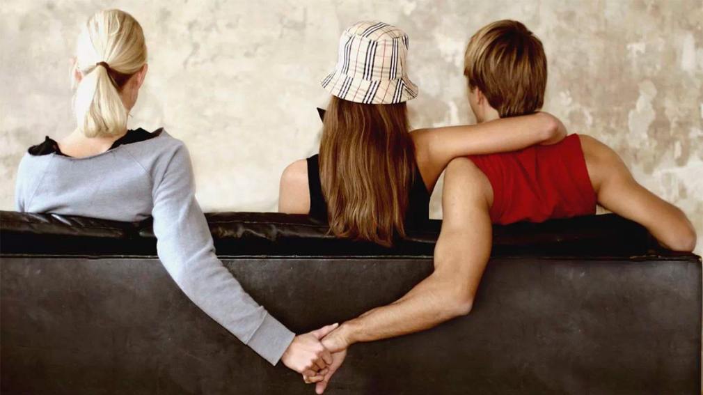 Cómo reaccionar cuando alguien le presume a tu pareja