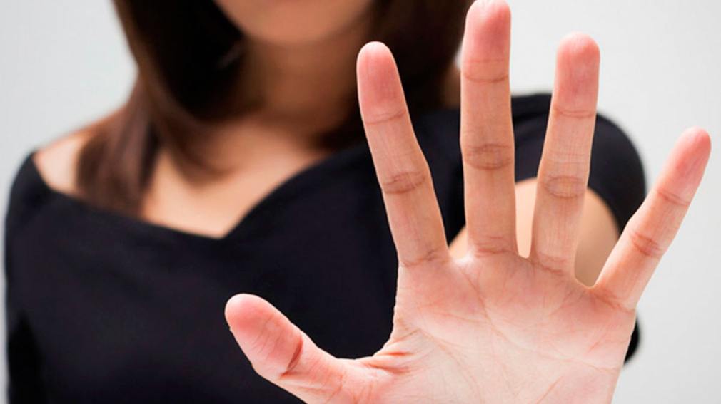 Una joven fue atacada a puñaladas por su expareja en un presunto intento de femicidio