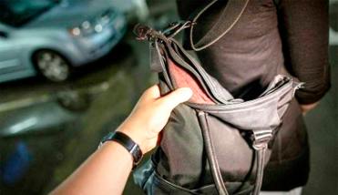 Violento arrebato: buscan a sujetos que despojaron de su cartera a una joven mujer