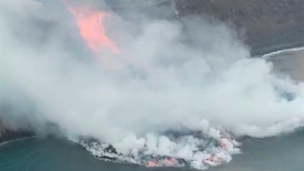 La lava del volcán de La Palma llegó al mar y los gases tóxicos se extendieron