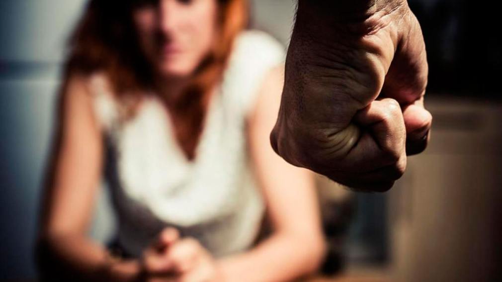 Un joven es buscado por golpear y amenazar de muerte a su novia por realizarse un tatuaje