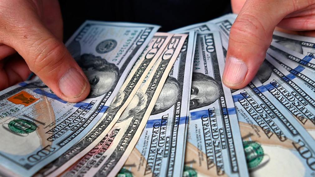 El dólar crypto se dispara tras la renuncia de Guzmán y anticipa un lunes complicado