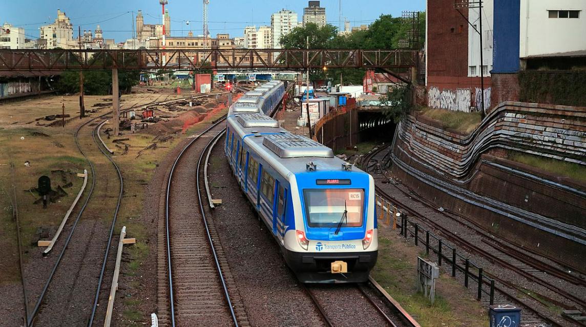 El Gobierno trabaja en un plan de privatización para Trenes Argentinos y busca acelerar la venta de AYSA