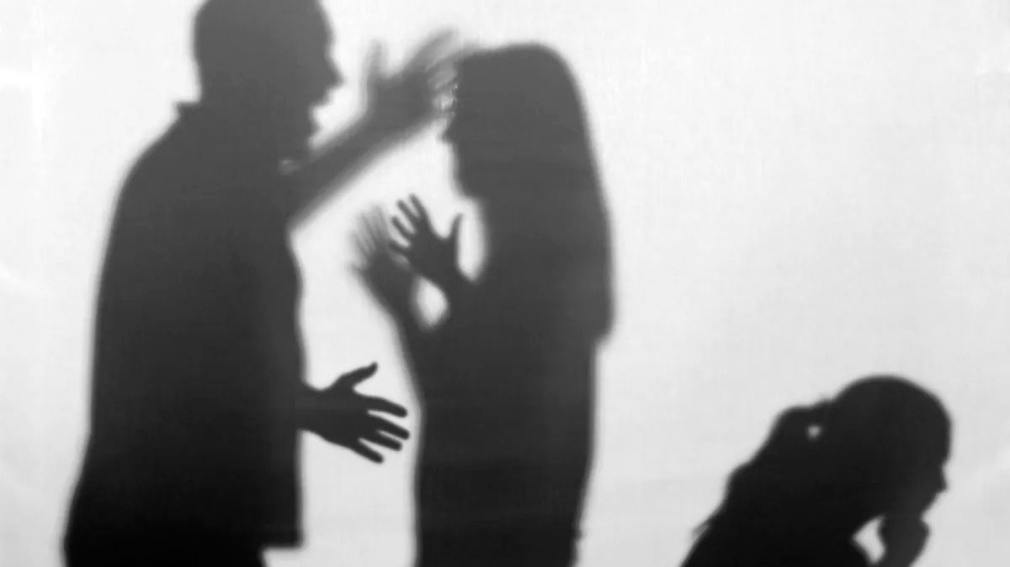 Una relación tormentosa tiene a una niña de 8 años como rehén de su padre