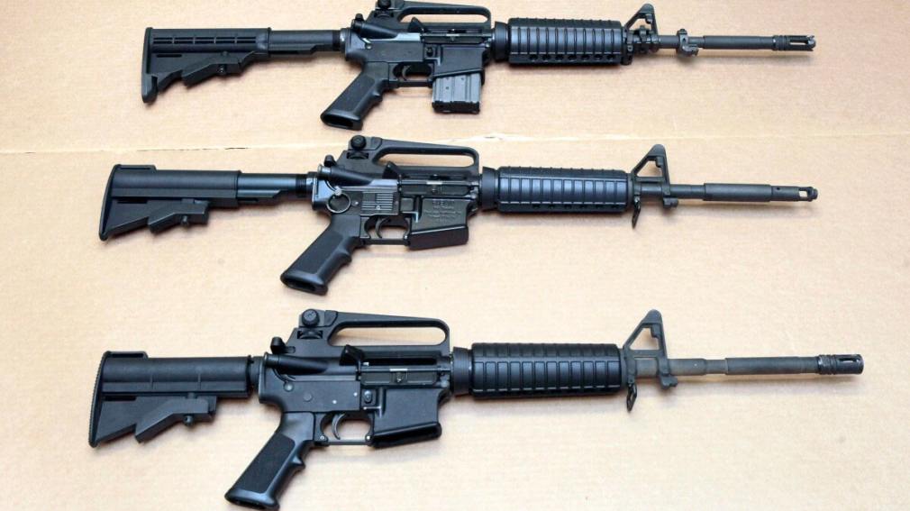 ¿Cómo es el rifle AR-15, el arma utilizada en las matanzas colectivas más mortíferas en EE.UU.?