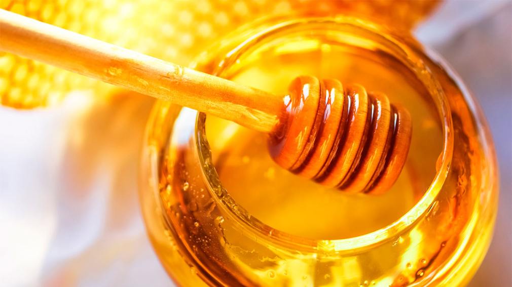 Beneficios de la miel cruda y cómo usarla
