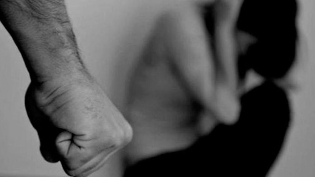 Le dio una salvaje golpiza a su esposa cuando esta lo descubrió con su amante