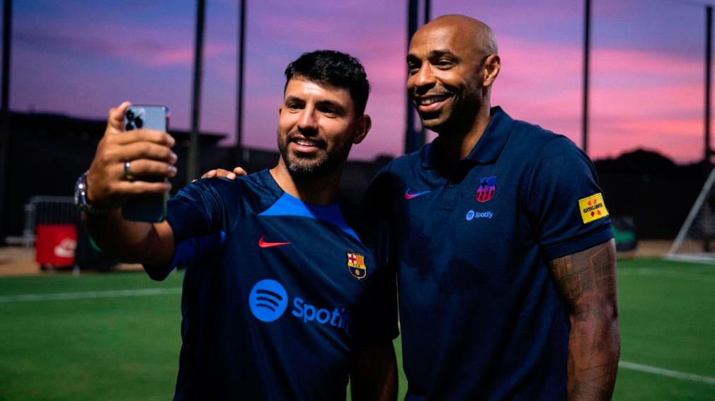 El Kun Agüero, de visita en la práctica del Barcelona en Miami
