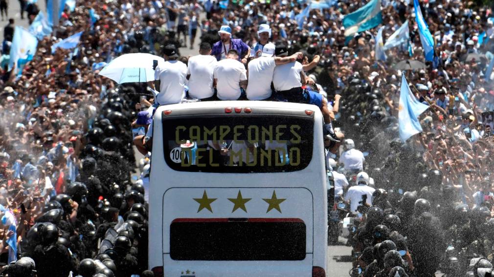 Micro descapotable para sentir el cariño de los hinchas: así será el operativo para la Selección Argentina