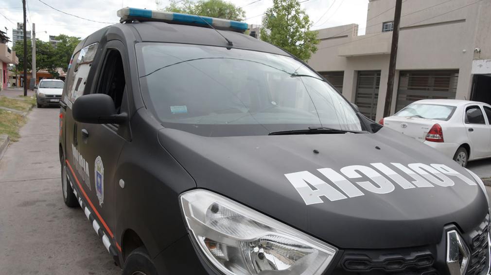 Le robó $3 millones a su madre y escondió el dinero en la casa de una amiga