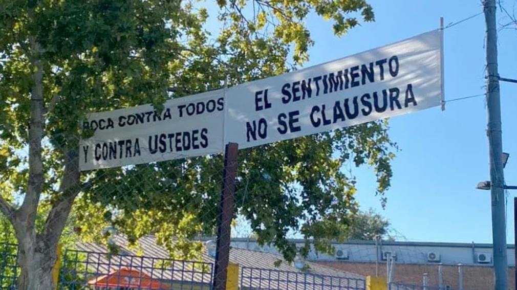 Clima tenso en la previa de Boca - Central Córdoba: aparecieron pasacalles por la clausura en la Bombonera