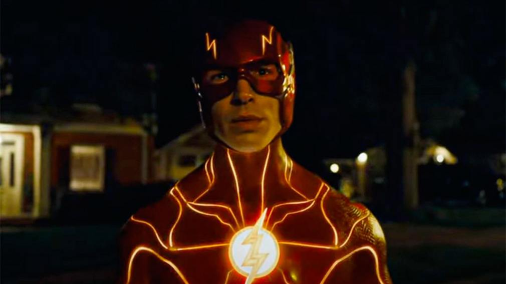 Ezra Miller se luce en el espectacular primer trailer de 'The Flash'