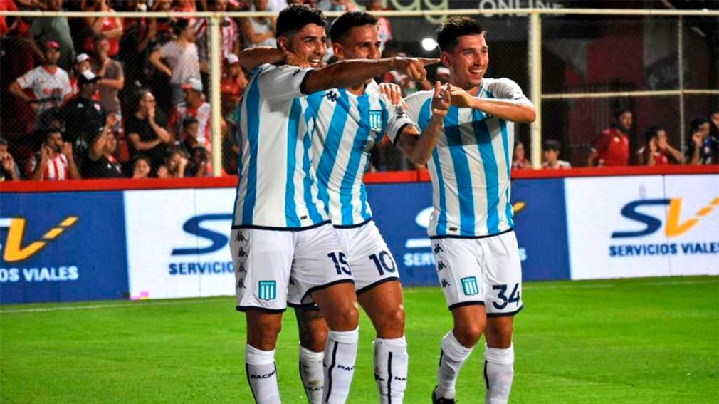 Racing logró un triunfazo ante Unión en Santa Fe y sigue prendido arriba