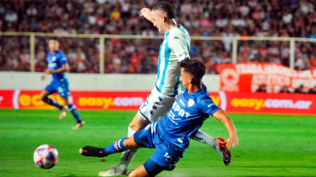 Racing logró un triunfazo ante Unión en Santa Fe y sigue prendido arriba