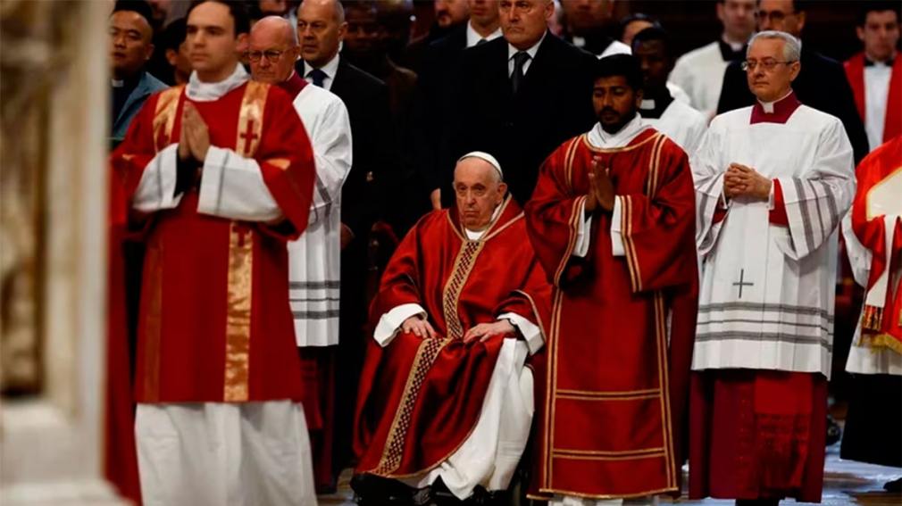 El papa Francisco encabezó la celebración de la Pasión del Señor en la Basílica de San Pedro pero no presenció el Vía Crucis