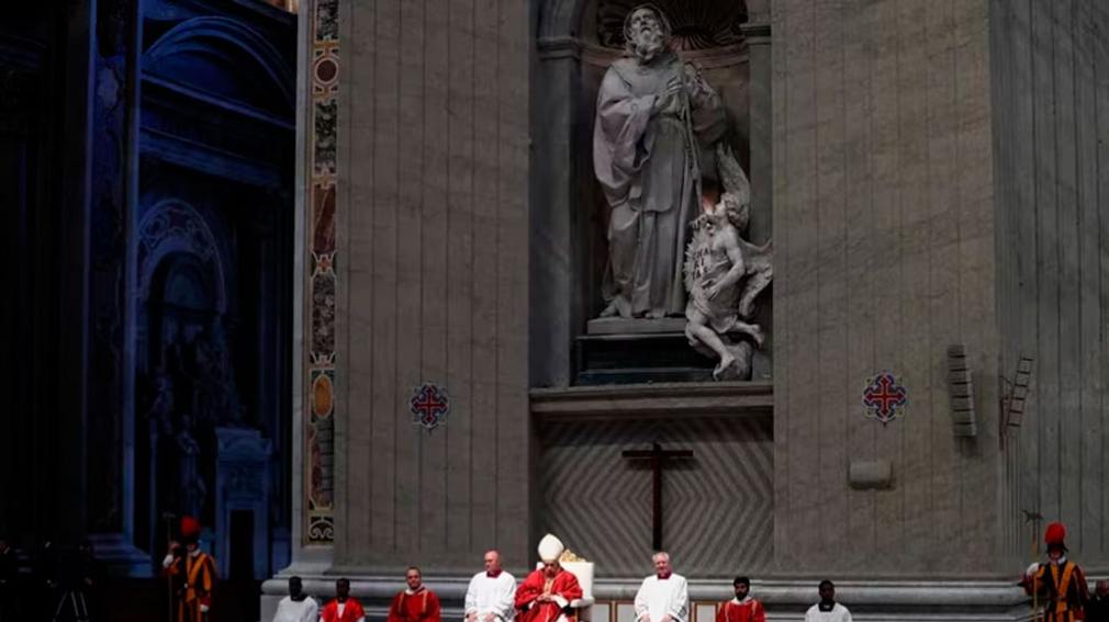 El papa Francisco encabezó la celebración de la Pasión del Señor en la Basílica de San Pedro pero no presenció el Vía Crucis