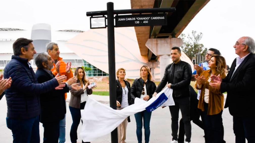 Fuentes participó del homenaje al “Chango' Cárdenas donde se impuso su nombre a una calle frente al estadio Madre de Ciudades