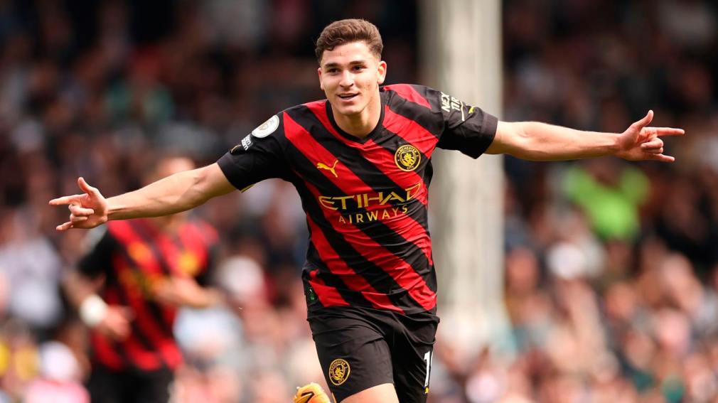 Con un golazo de Julián Álvarez, Manchester City se trepó a la punta de la Premier League