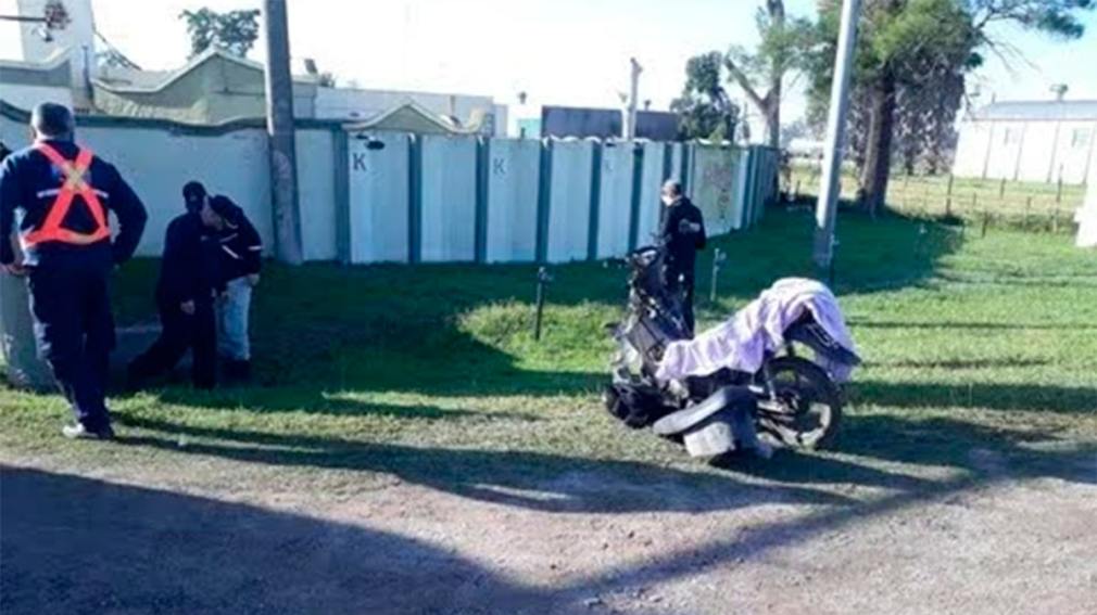 Córdoba: un adolescente perdió el control de su moto, impactó contra una pared y falleció