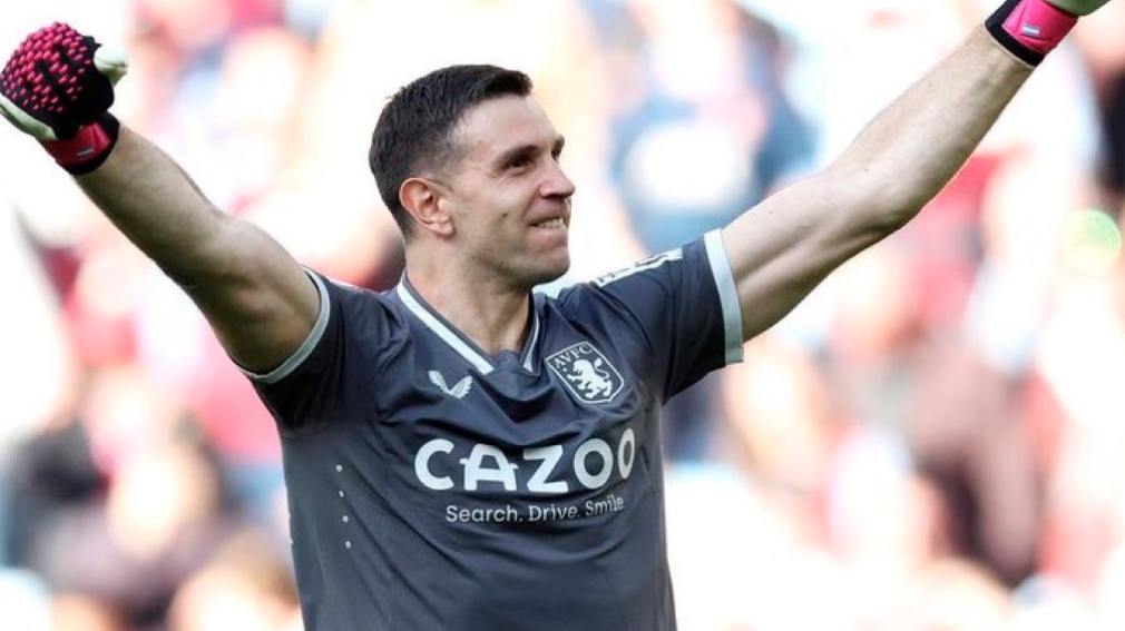 Atajadón del Dibu Martínez, buen partido de Buendía y triunfo de Aston Villa sobre el Tottenham de Cuti Romero