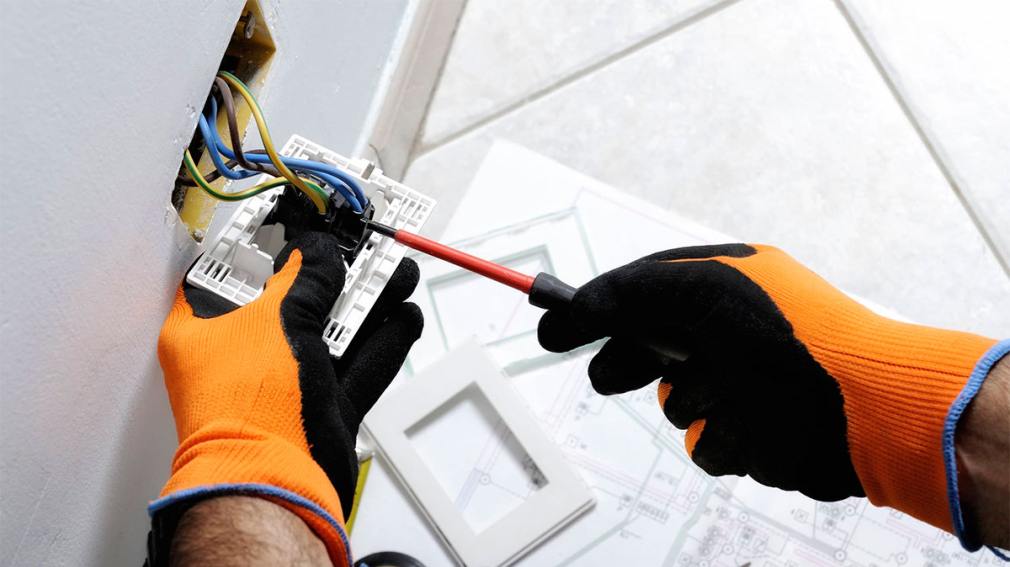 Se le cortó la luz y llamó al electricista: le quiso cobrar más de 100 'lucas'