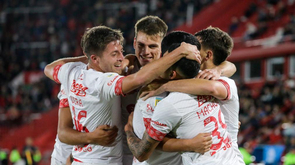 Unión reafirmó su recuperación al derrotar a Huracán en Parque Patricios