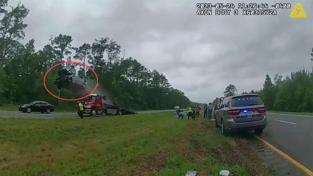 Video impactante: por mirar un accidente chocó y voló varios metros con su auto