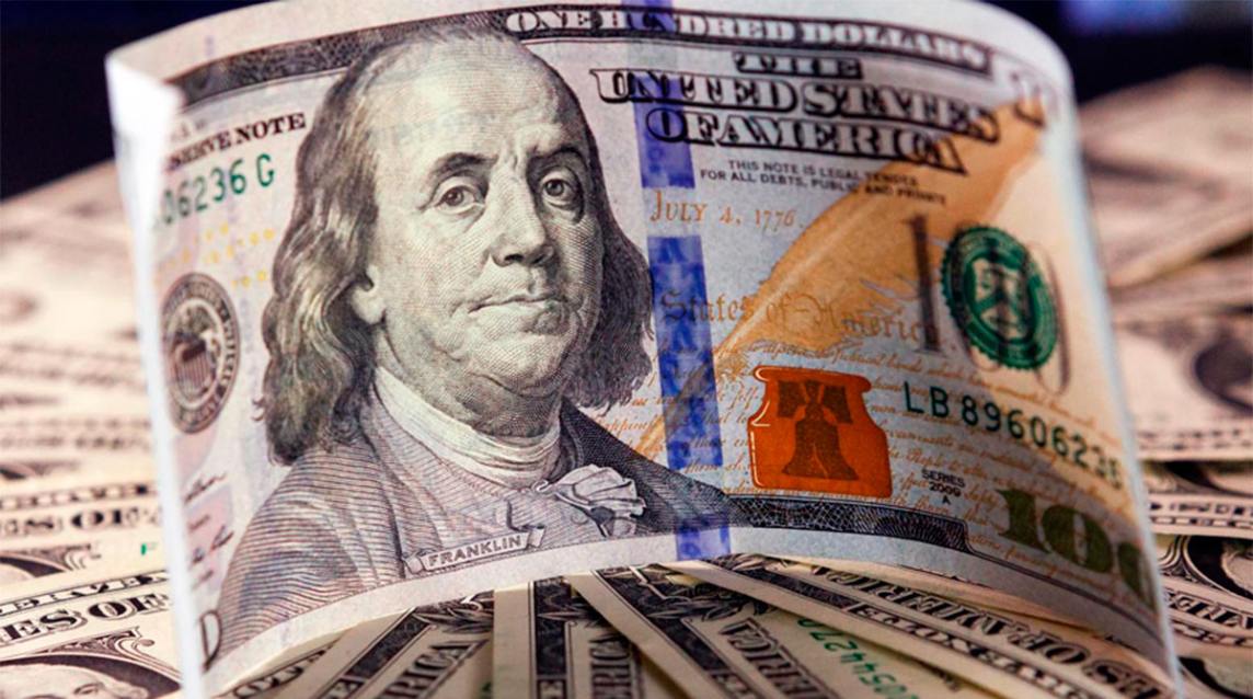 ¿Qué pasará con el dólar el lunes?: el mercado espera que se acomode por debajo de los 1.300 pesos
