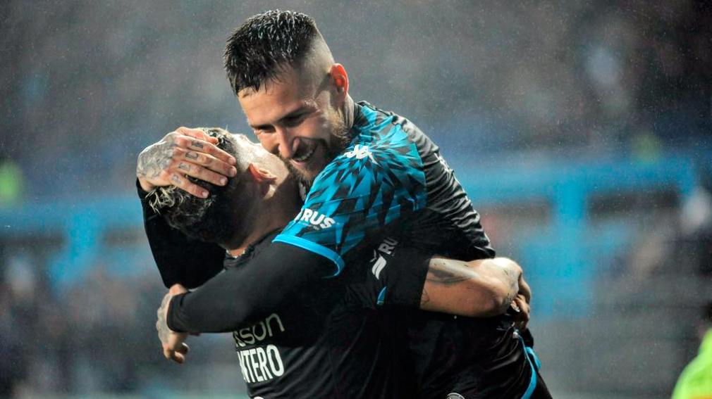 Racing superó sobre la hora a Newell’s para treparse a la punta de la zona B