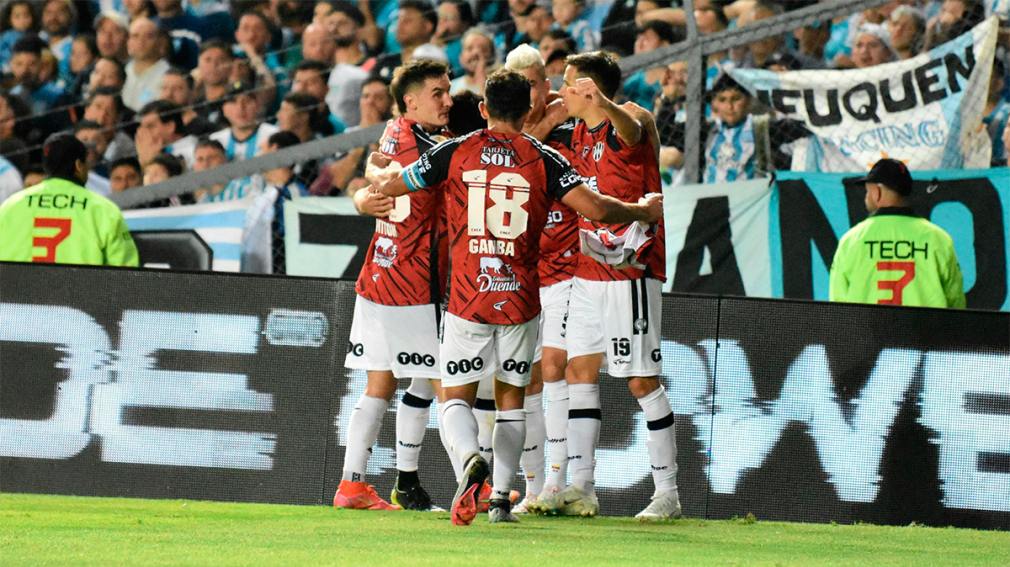 Central Córdoba rescató un punto de oro sobre la hora ante Racing y quedó como único puntero