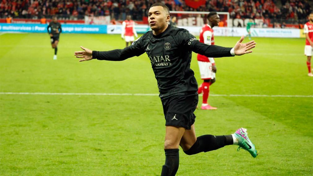 PSG se trepó a la punta de la Ligue 1 gracias a un hat trick de Mbappé