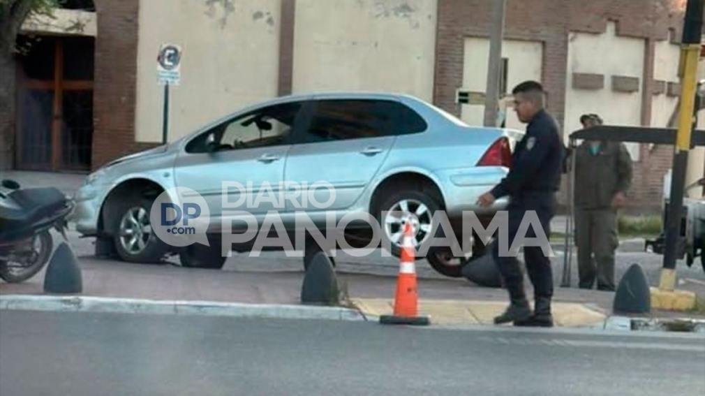 Un conductor perdió el control de su auto y protagonizó un violento accidente en plena avenida Belgrano