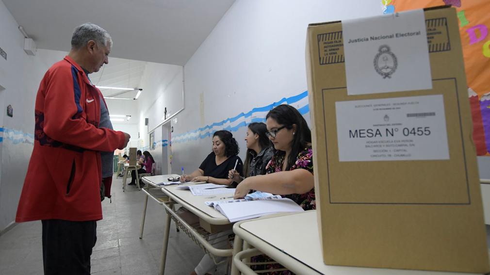 En un balotaje histórico entre Sergio Massa y Javier Milei, millones de argentinos ya eligen al próximo presidente