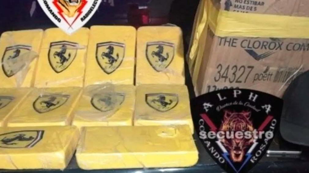 Detuvieron a una pareja con diez ladrillos de cocaína con el logo de 'Ferrari' en un taxi
