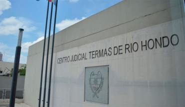 Una mujer fue atacada con una botella de vidrio y sufrió una lesión en el rostro
