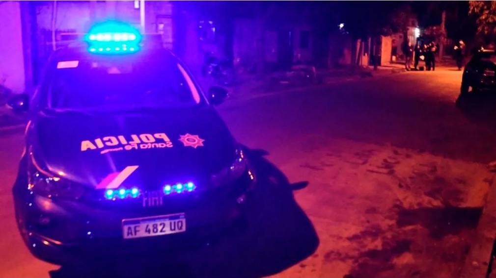 Mataron a una pareja en una casa de Rosario y por el doble crimen buscan al hijo de la mujer