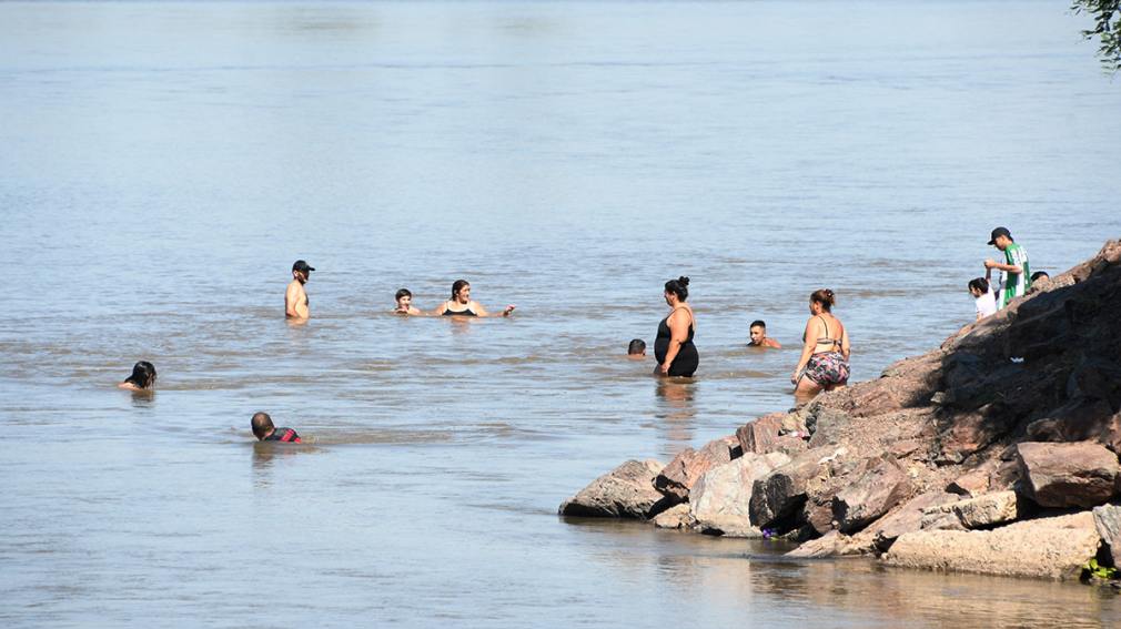 ¡Santiago es un infierno!: cómo prevenir golpes de calor y enfermedades en niños