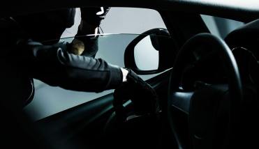 Mujer policía denunció que le robaron $62 millones de su auto estacionado en un supermercado