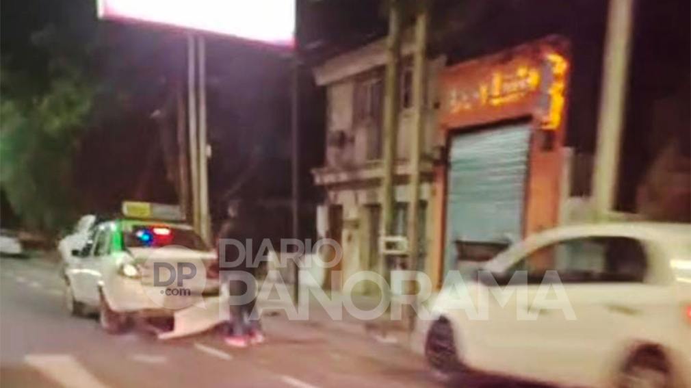 Av. Belgrano: un remisero esperaba el semáforo cuando un auto lo chocó desde atrás