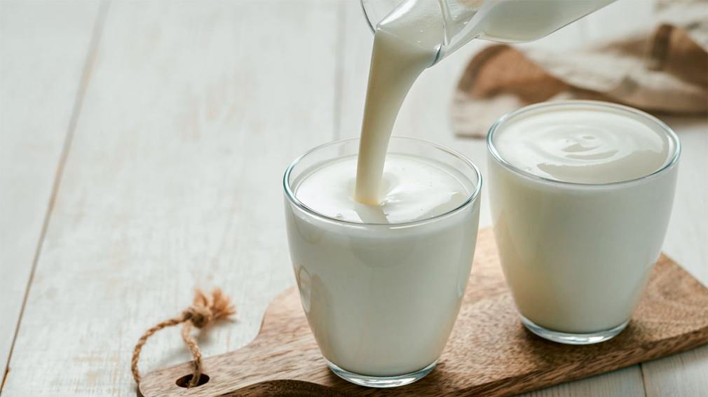 ¿La leche de almendra es una alternativa saludable a la leche de vaca?
