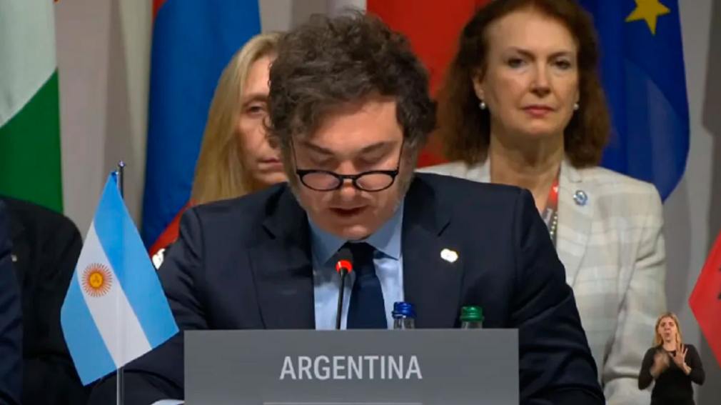 Javier Milei en la Cumbre por la Paz: llamó amigo a Zelenski y repudió “cualquier forma de violencia”