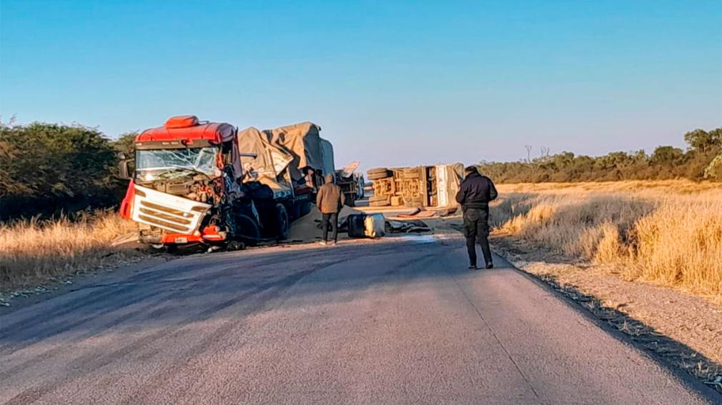 Dos conductores se salvaron de milagro tras un choque frontal de camiones en Ruta 92
