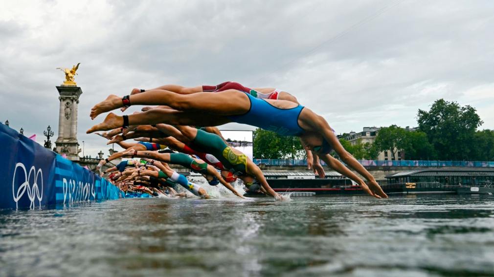Escándalo en París 2024: hospitalización de una triatleta tras nadar en el río Sena