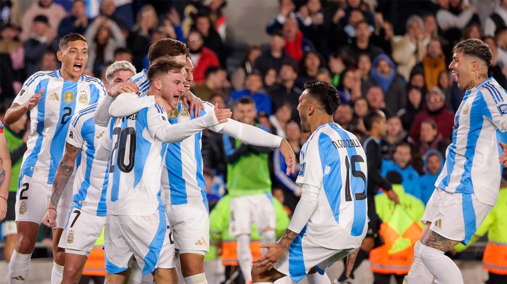 Argentina no extrañó a Messi y festejó ante Chile con una goleada para afianzarse como líder
