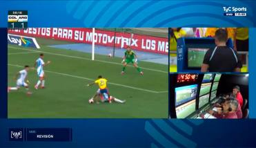 Polmica: el VAR intervino, el rbitro cobr penal y Colombia se puso en ventaja ante Argentina