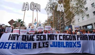 Incidentes en la marcha de jubilados frente al Congreso: gases, empujones y un sacerdote detenido