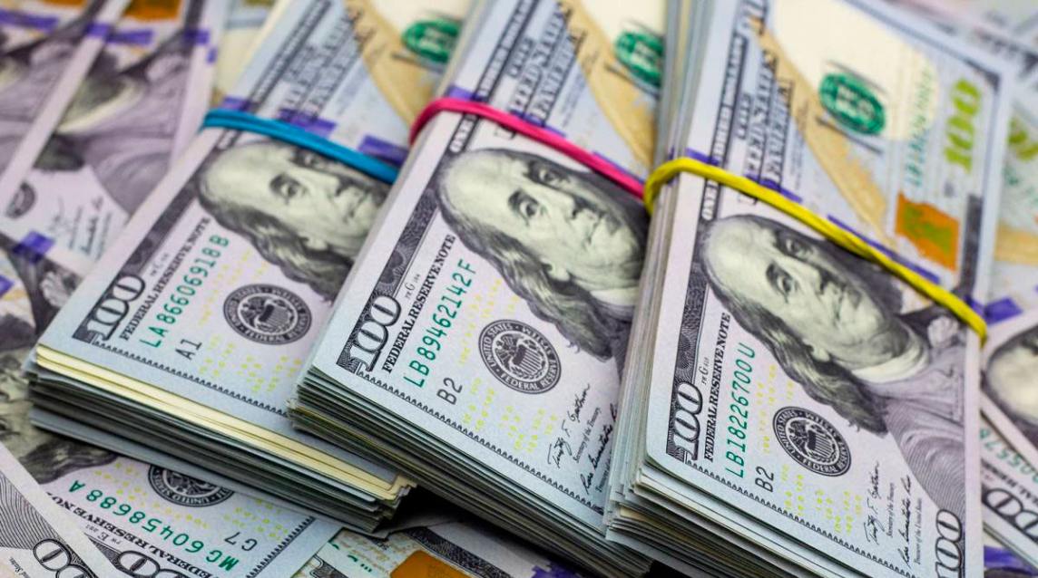 El Gobierno levantó el cepo y el dólar bajó: abril cerró con suba del oficial y fuerte caída del blue
