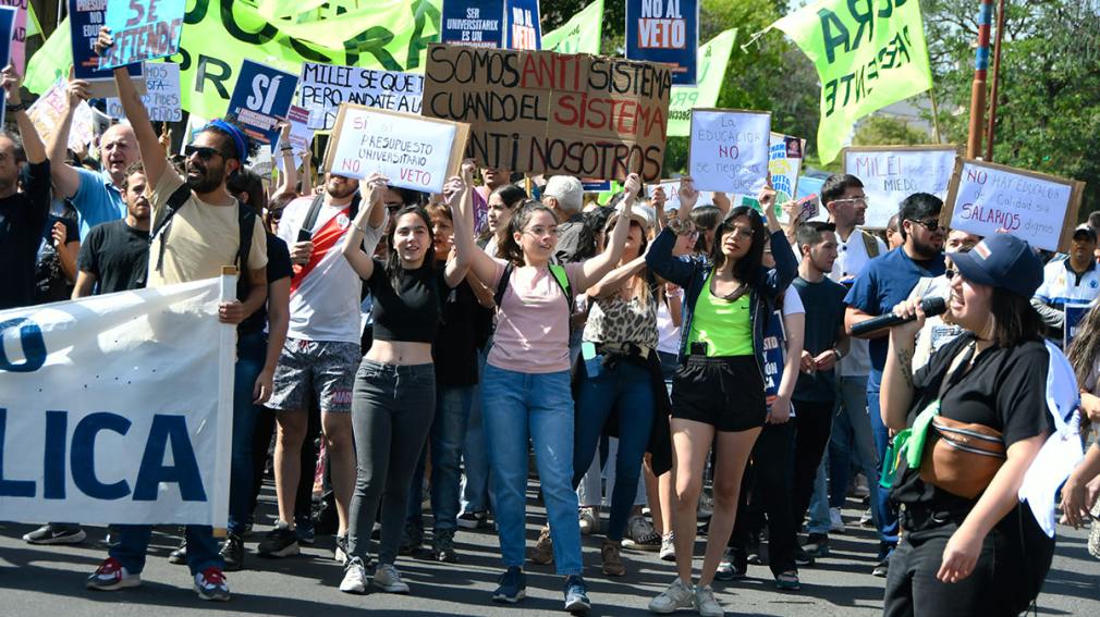 Multitudinaria marcha en Santiago del Estero en defensa de la universidad pública