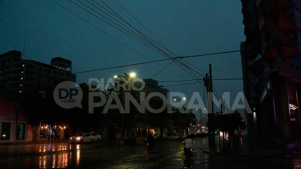 Torrencial lluvia alivia el calor en la Madre de Ciudades